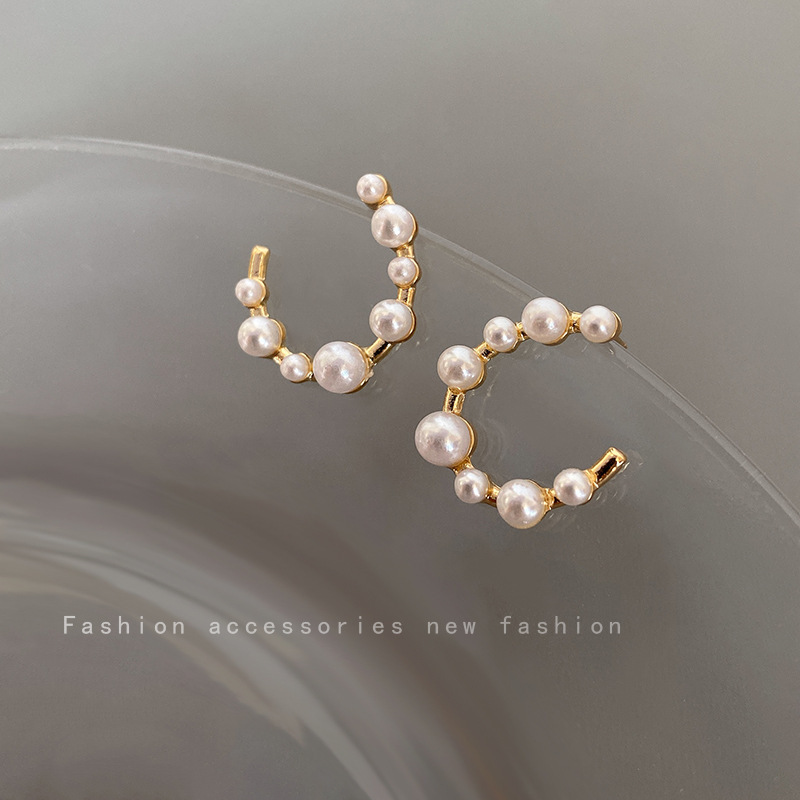 Fashion cshaped pearl earrings 2021 new new trendy niche personality earrings female highend light luxury ear jewelrypicture3
