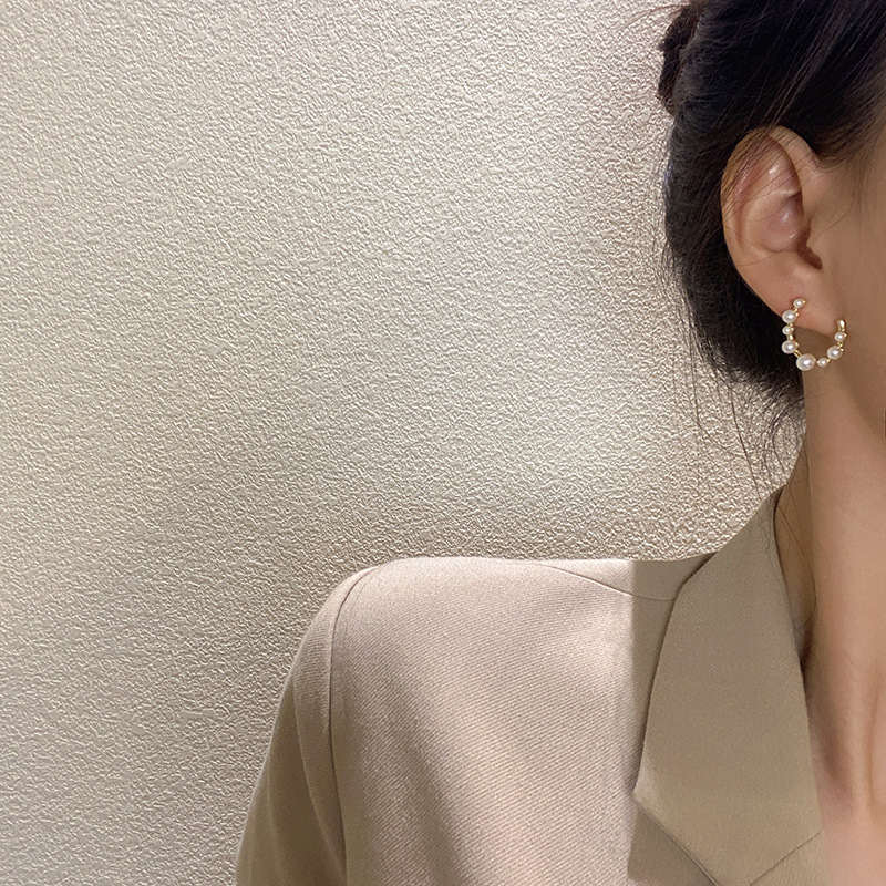 Fashion cshaped pearl earrings 2021 new new trendy niche personality earrings female highend light luxury ear jewelrypicture4