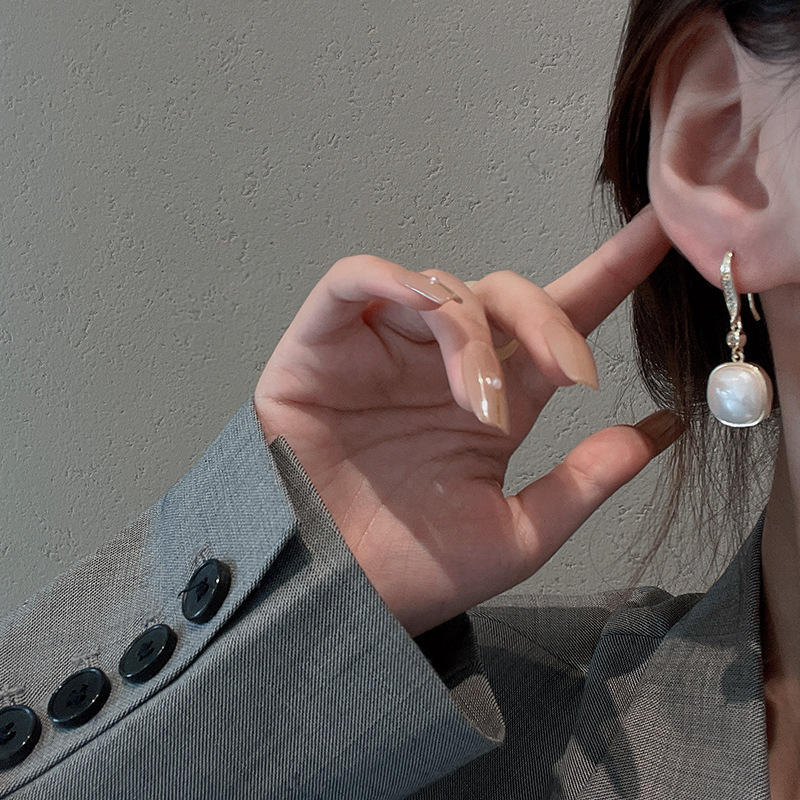 Fashion pearl earrings 2021 new trendy ear hooks Korean retro copper earrings women wholesalepicture3