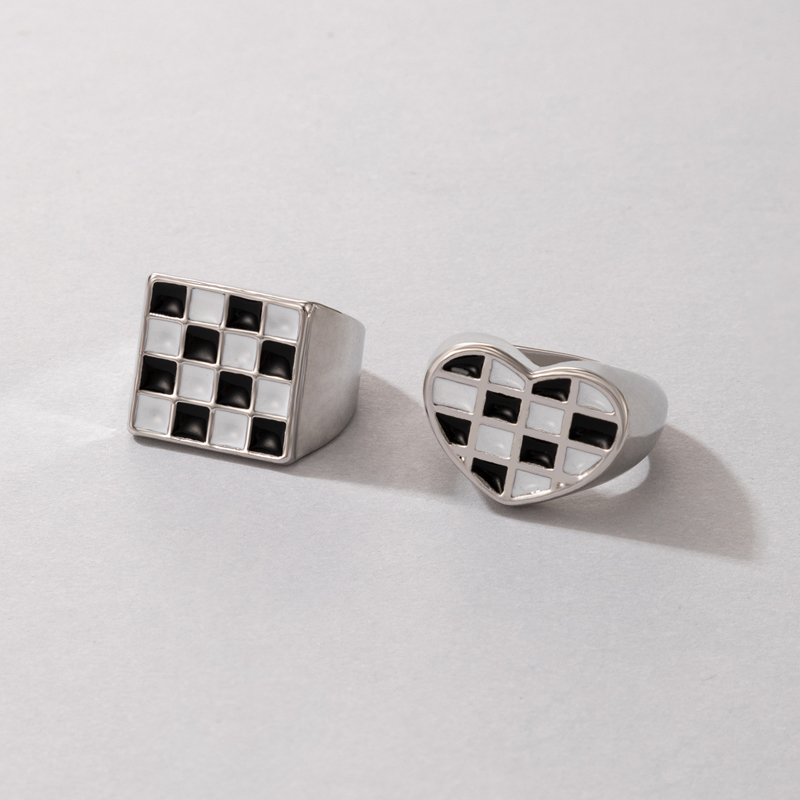 hiphop simple ring black and white heart geometric checkerboard ring twopiecepicture2