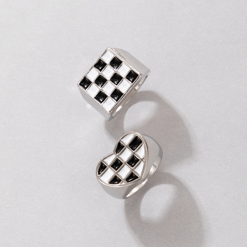hiphop simple ring black and white heart geometric checkerboard ring twopiecepicture4
