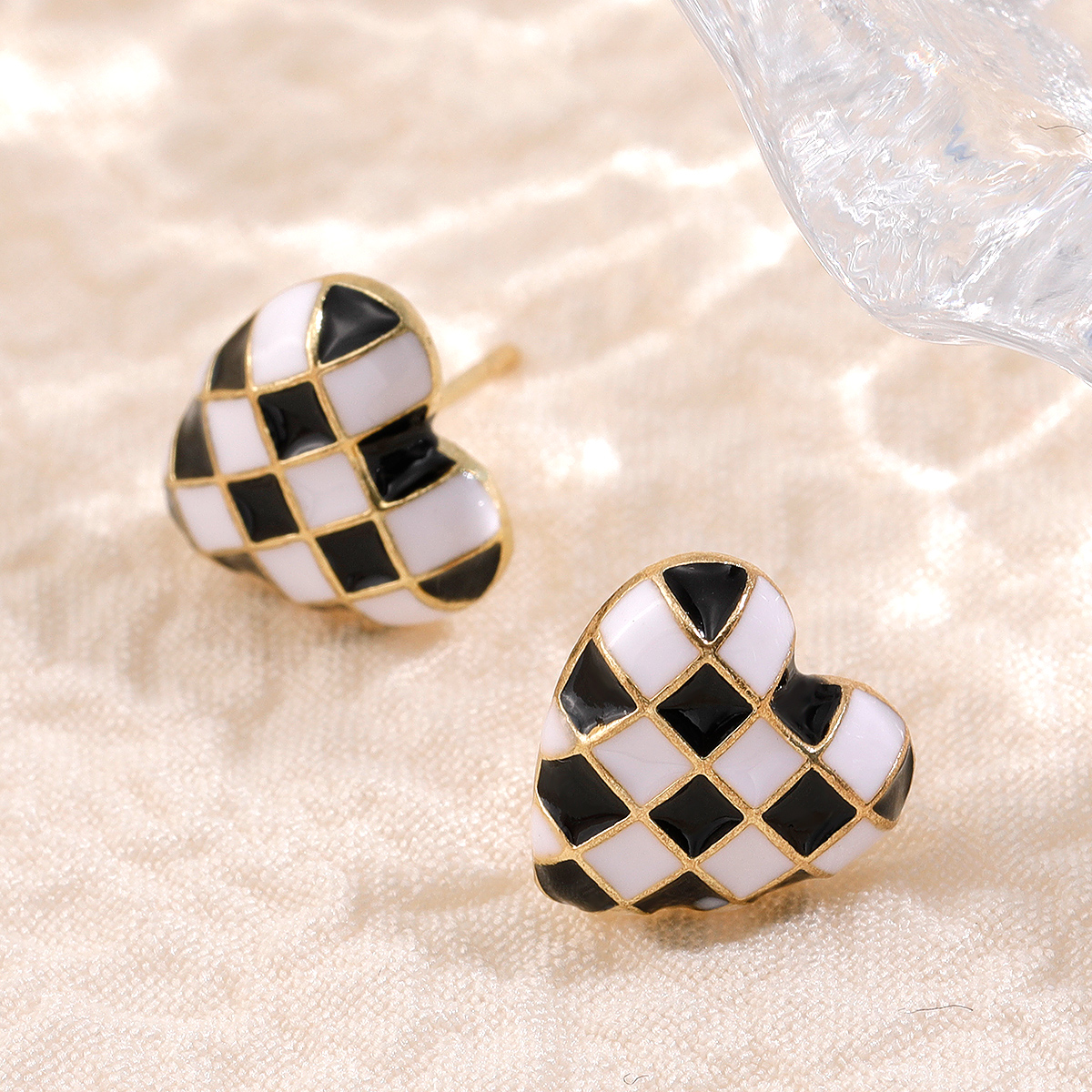 Fashion black and white plaid exquisite heartshaped womens earringspicture3