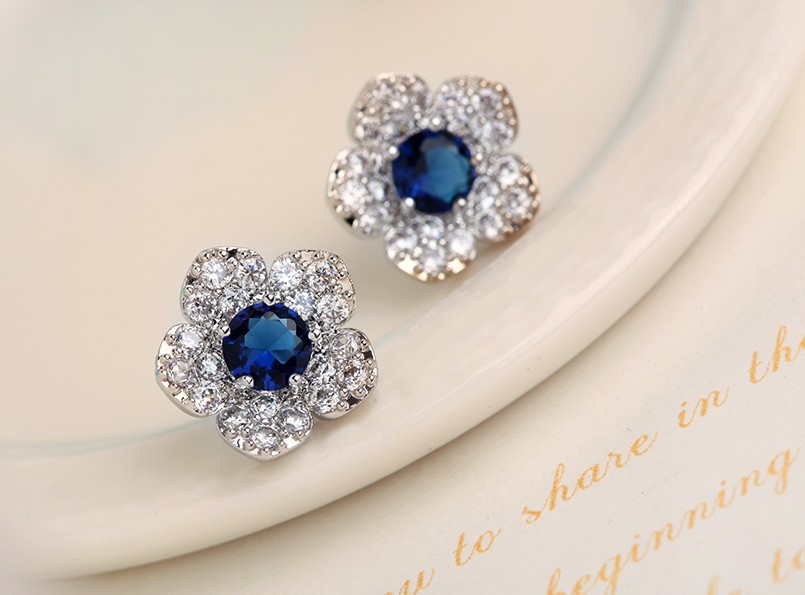Koreanische weie Blume blauer Kristall voller Diamant kleine trendige Ohrringepicture1