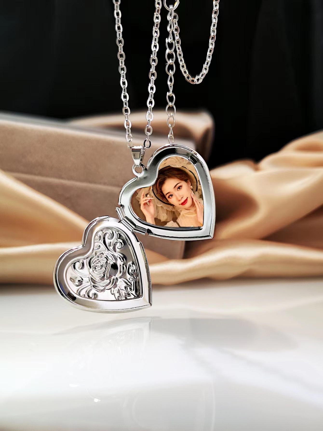 European and American fashion carved heart pendant necklace