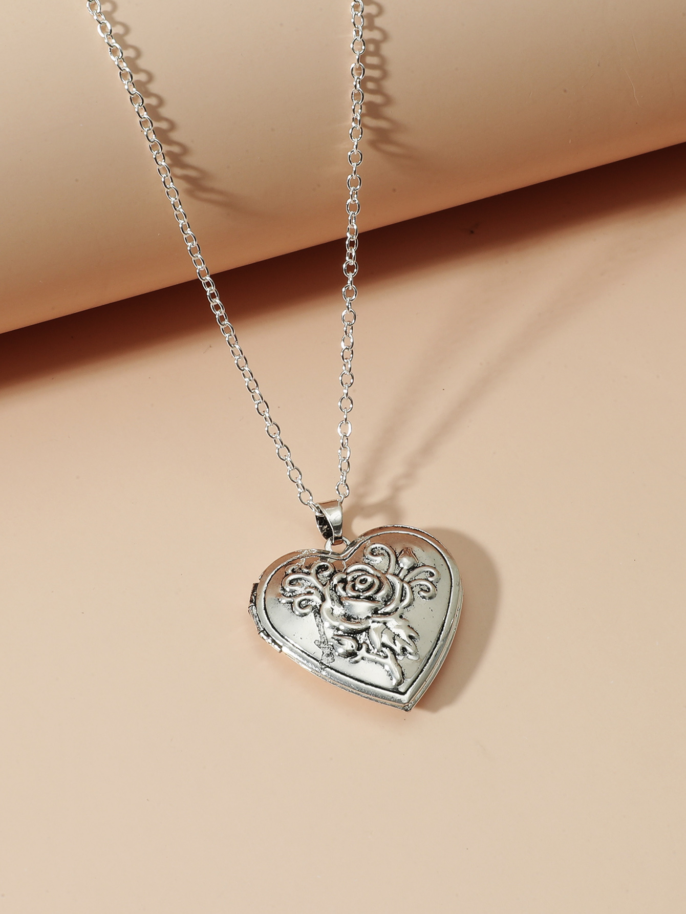 European and American fashion carved heart pendant necklace