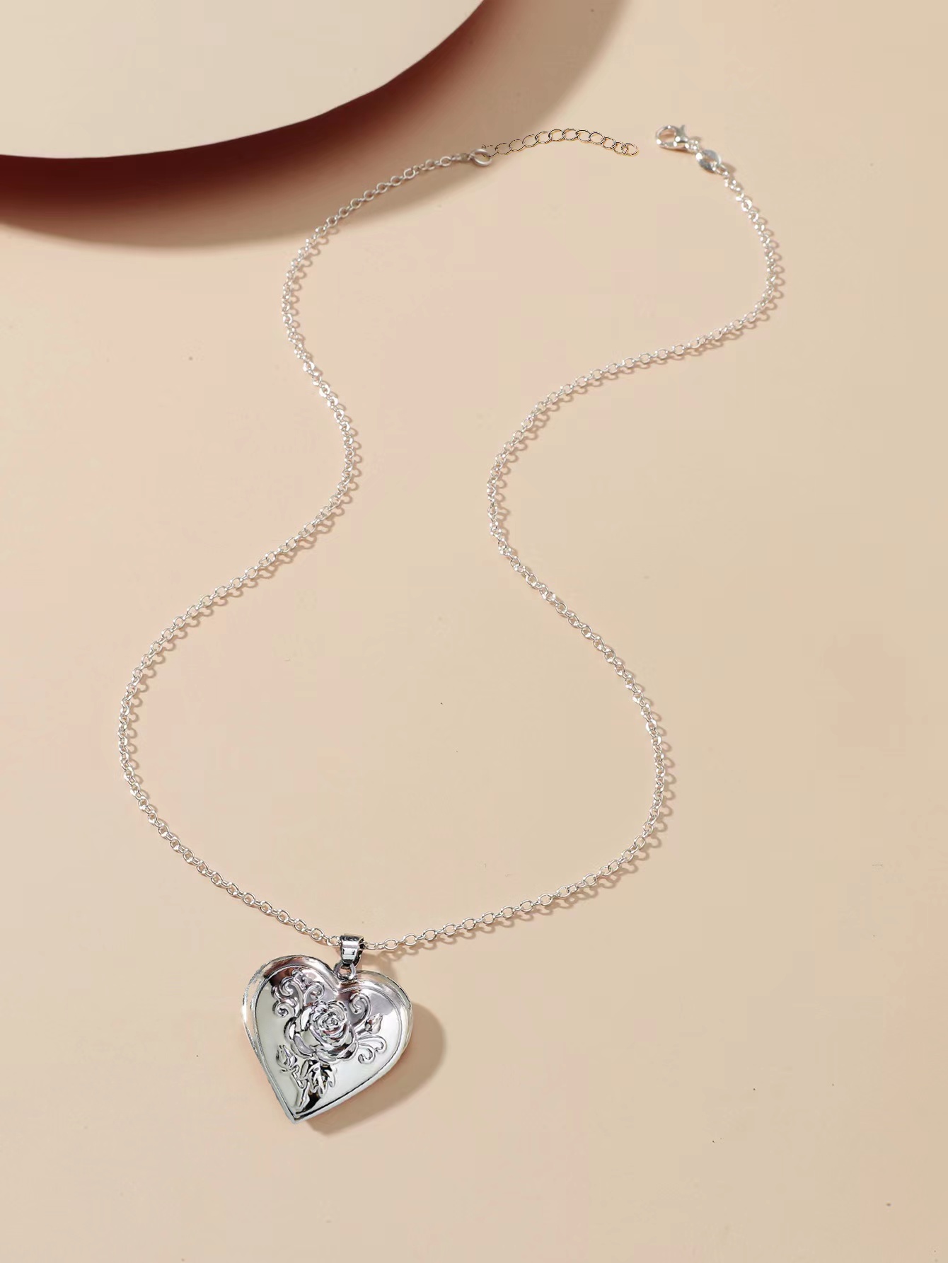 European and American fashion carved heart pendant necklace