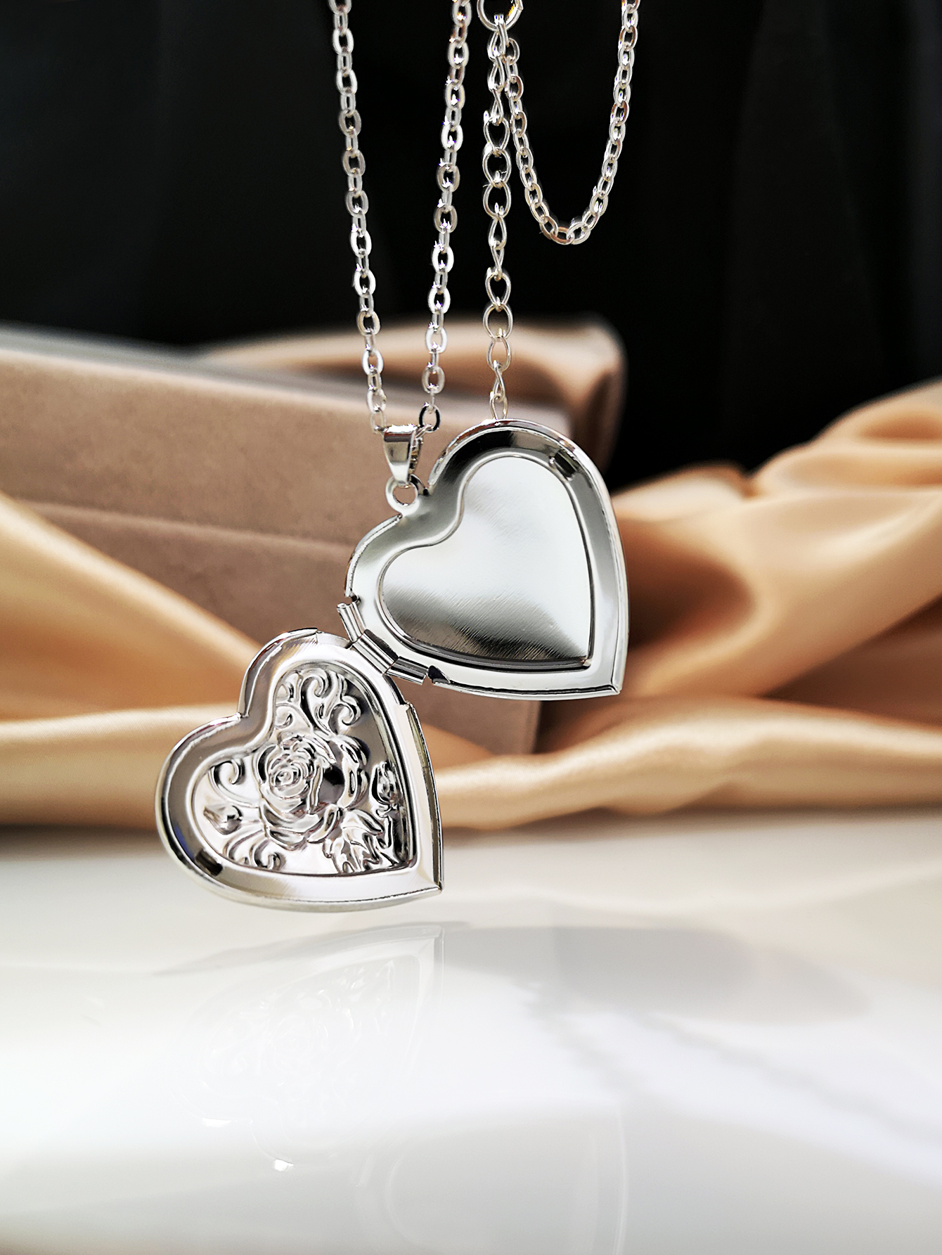 European and American fashion carved heart pendant necklace