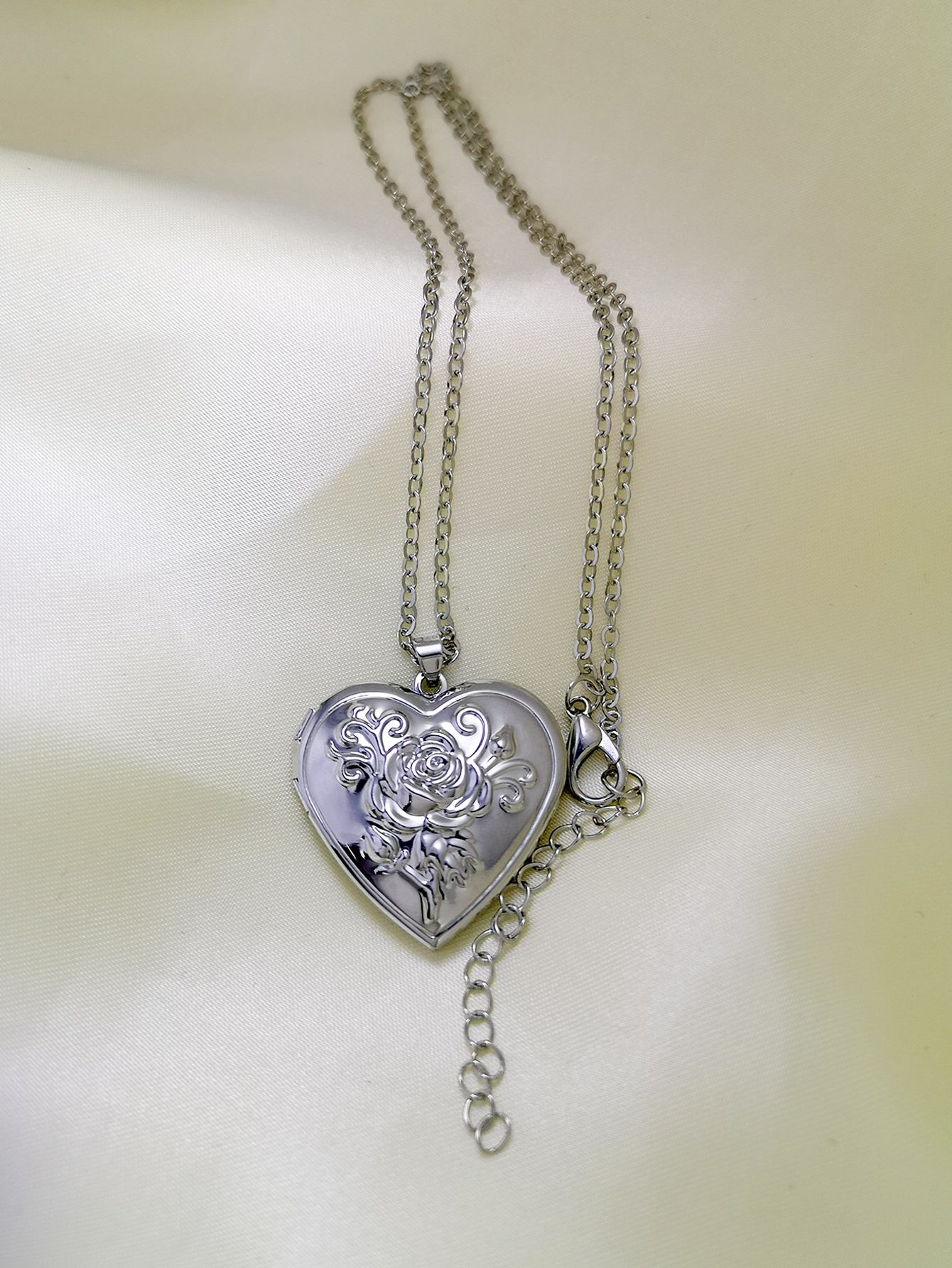 European and American fashion carved heart pendant necklace