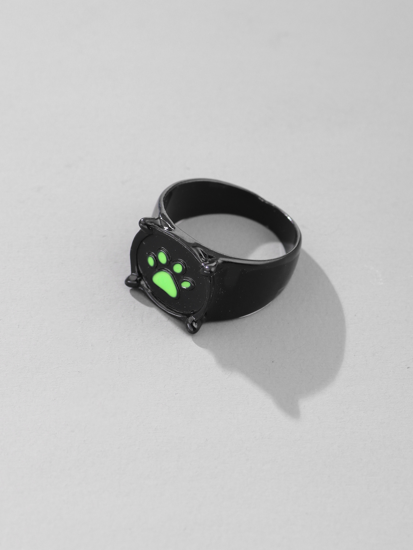 European and American hot-selling rings retro black cat claw fluorescent ring personalized jewelry