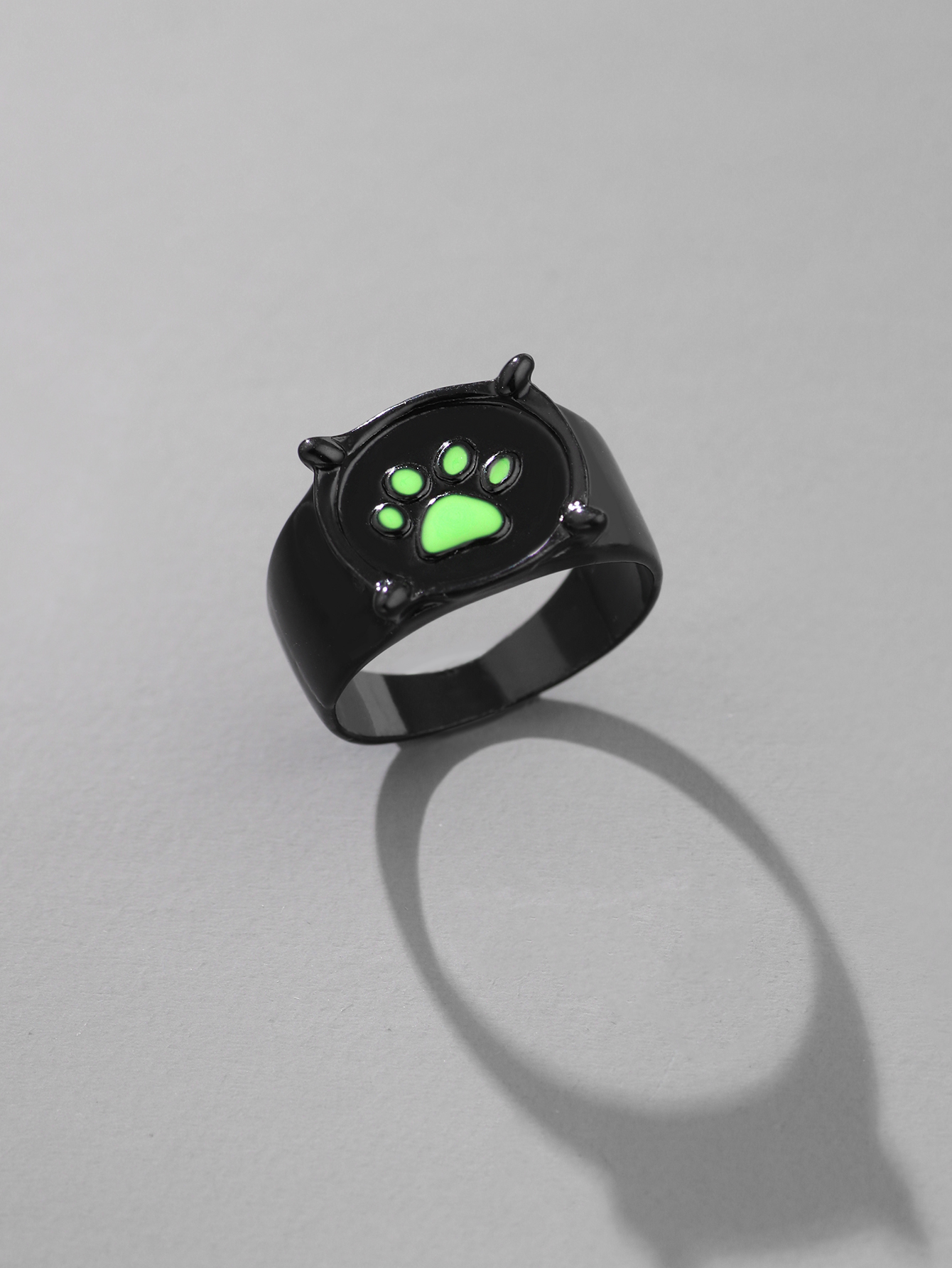 European and American hot-selling rings retro black cat claw fluorescent ring personalized jewelry