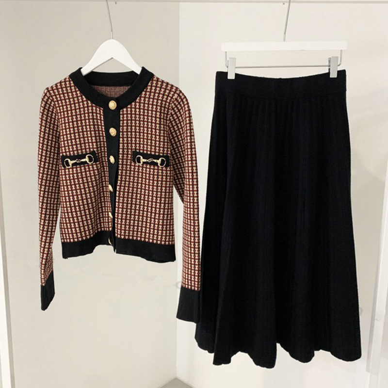 Pull cardigan court deux pices  carreaux tailleur jupe longue plisse en tricot noirpicture1