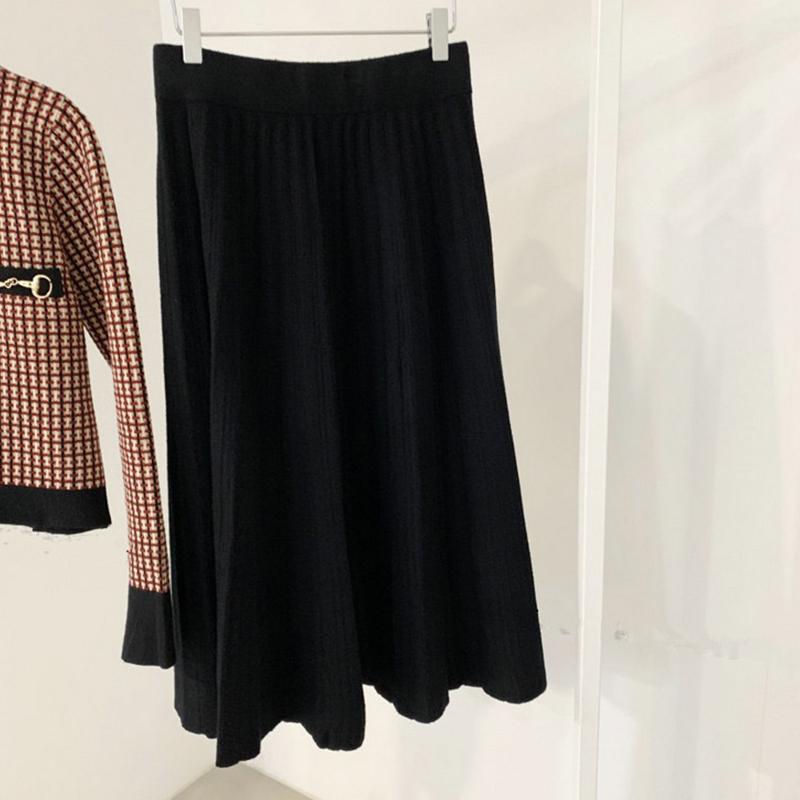 Pull cardigan court deux pices  carreaux tailleur jupe longue plisse en tricot noirpicture3