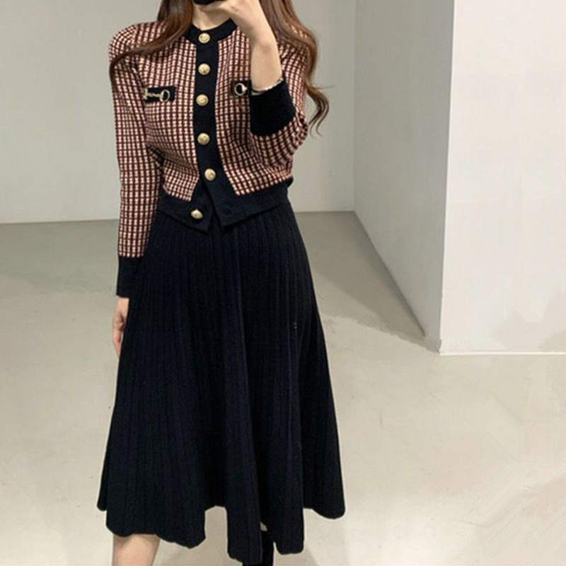 Pull cardigan court deux pices  carreaux tailleur jupe longue plisse en tricot noirpicture4