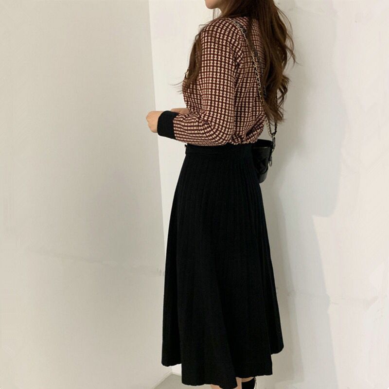 Pull cardigan court deux pices  carreaux tailleur jupe longue plisse en tricot noirpicture5