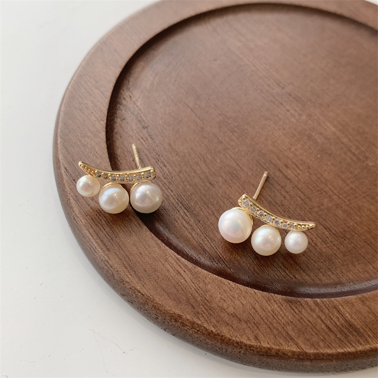 Silberne Nadel Koreanische Perlenohrstecker Damen Kalter Wind Einfache Damen Kleine Antiallergische Leichte Luxus Nischen Design Ohrringe Damenpicture6