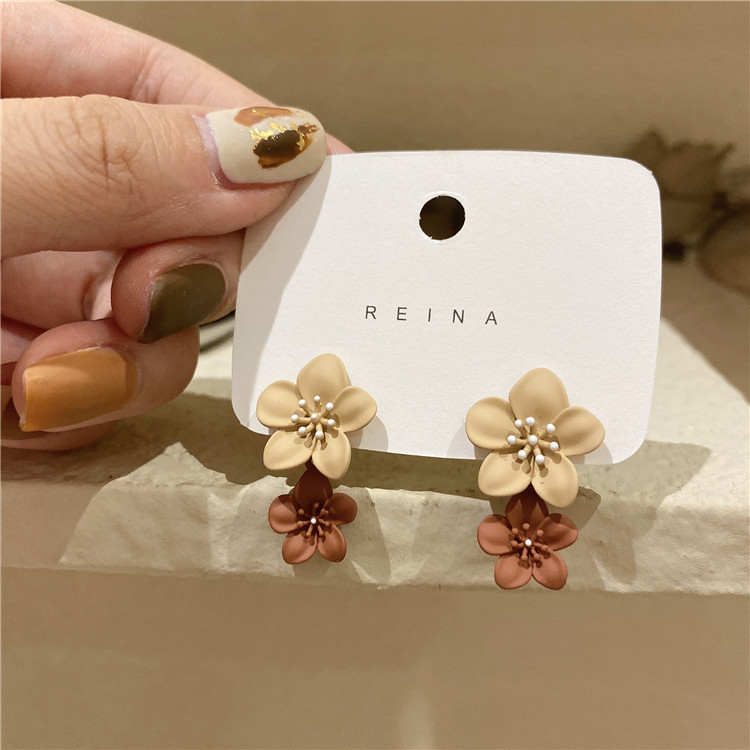 Silver needle Korean autumn and winter coffee color flowers niche design small fresh and cute flower stamens retro fashion earrings earrings femalepicture1