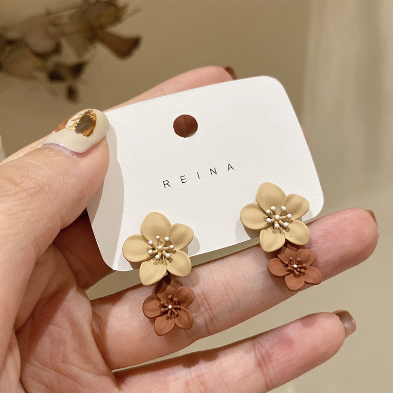 Silver needle Korean autumn and winter coffee color flowers niche design small fresh and cute flower stamens retro fashion earrings earrings femalepicture3