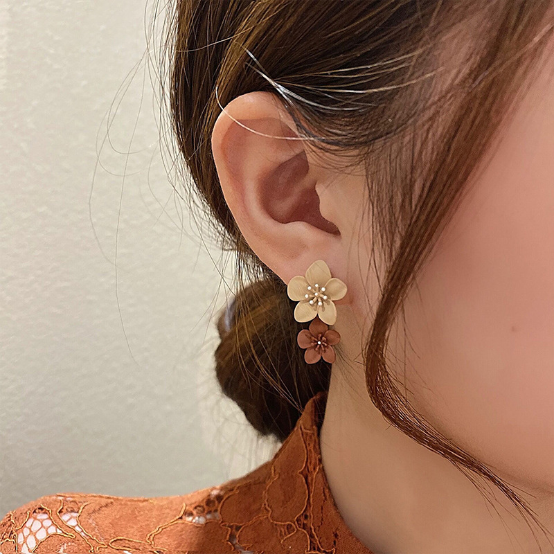 Silver needle Korean autumn and winter coffee color flowers niche design small fresh and cute flower stamens retro fashion earrings earrings femalepicture4