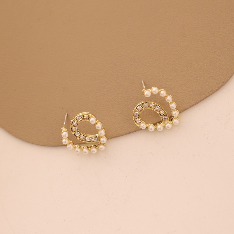 Korean alloy pearl heart autumn and winter new ear stud earringspicture4
