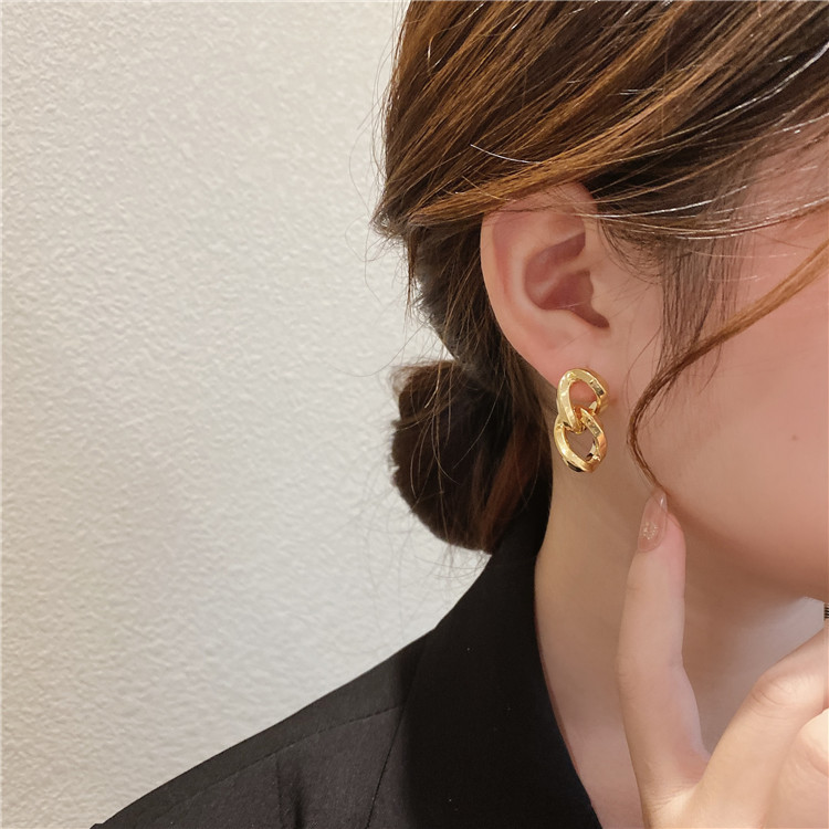 Korean womens autumn and winter geometric interlock alloy earringspicture1