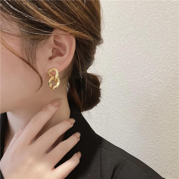 Korean womens autumn and winter geometric interlock alloy earringspicture6