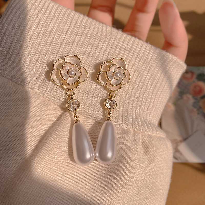 Fashion camellia fashion retro pearl flower alloy earrings femalepicture1