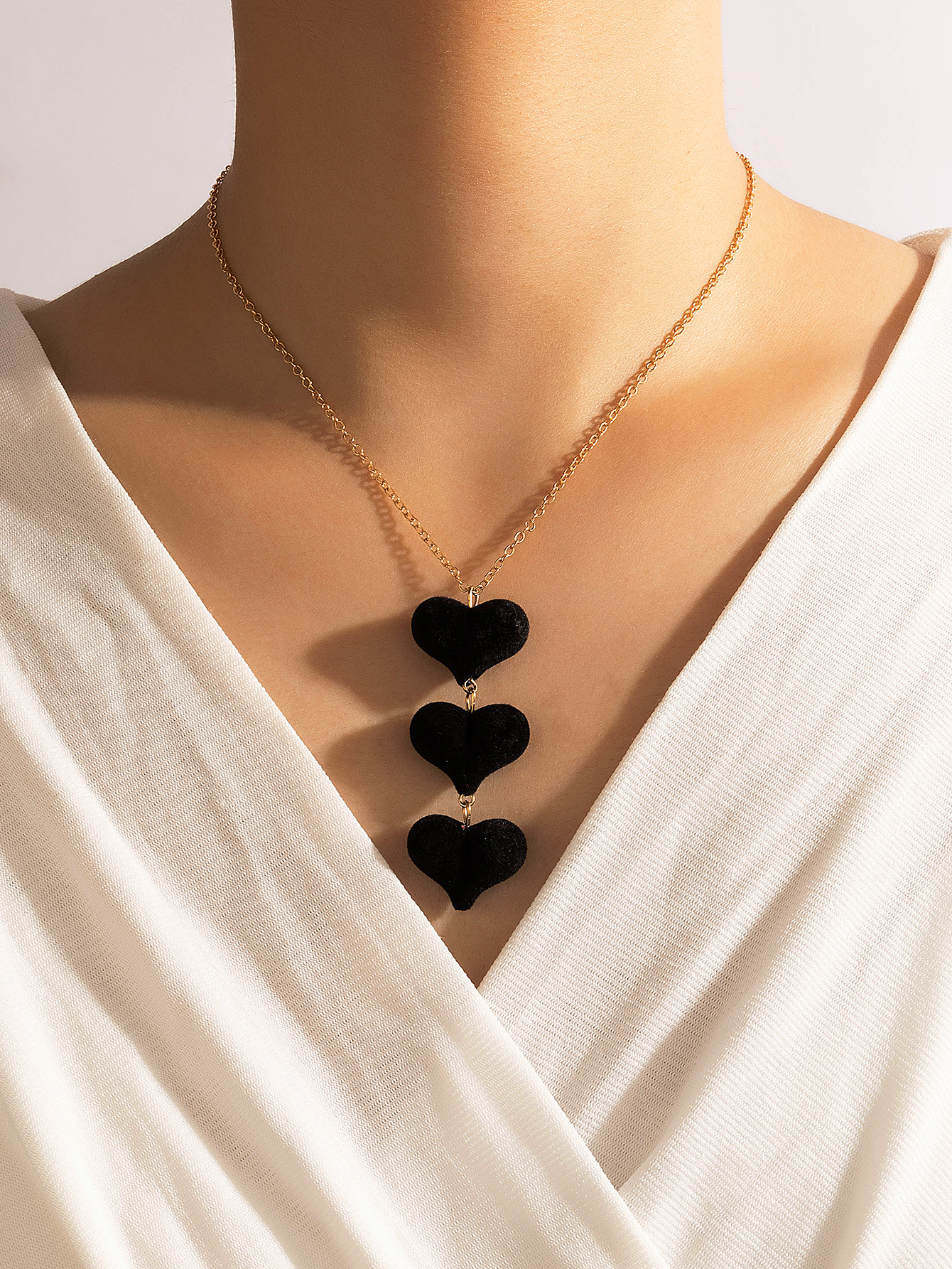 Fashion Black Velvet Heart Single Layer Geometric Chain Necklace