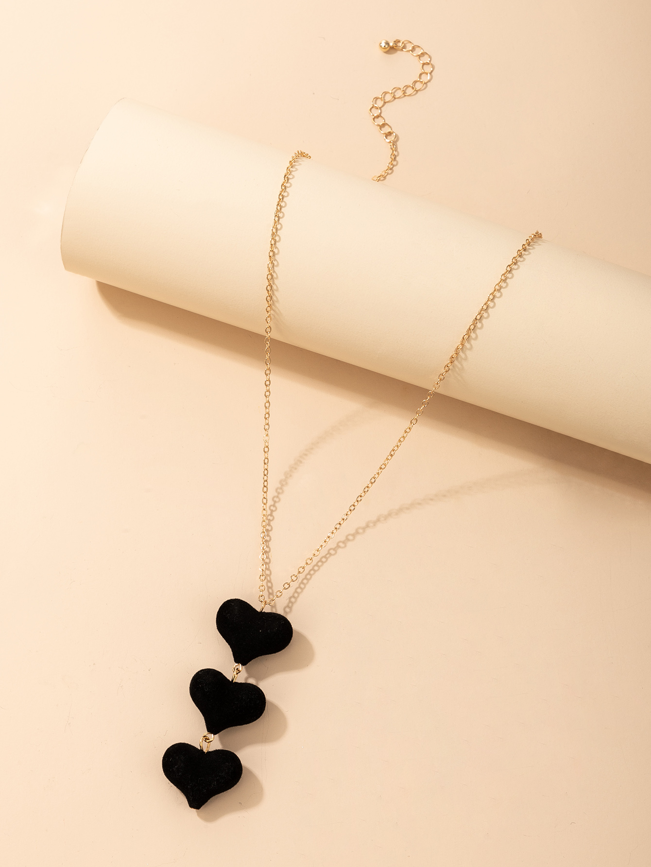 Fashion Black Velvet Heart Single Layer Geometric Chain Necklace