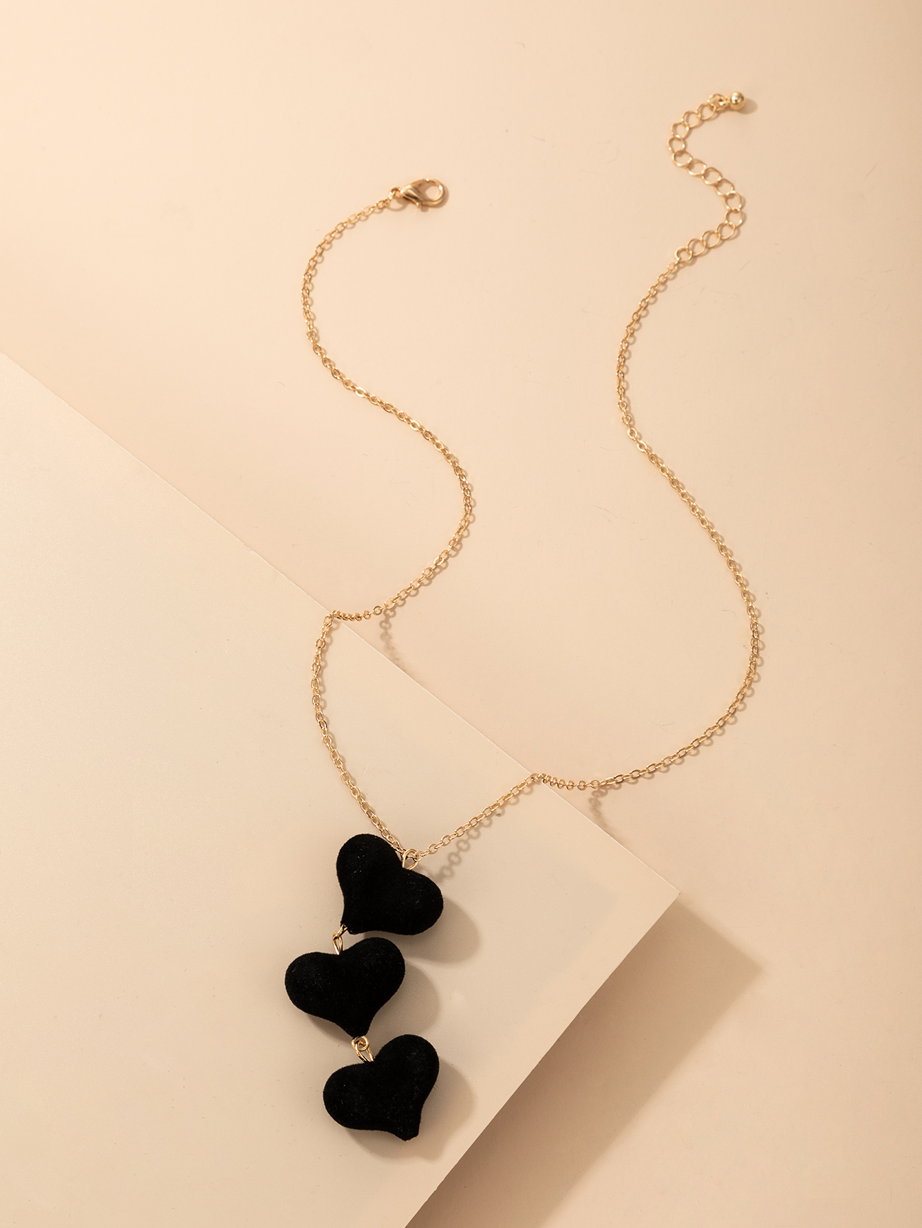 Fashion Black Velvet Heart Single Layer Geometric Chain Necklace