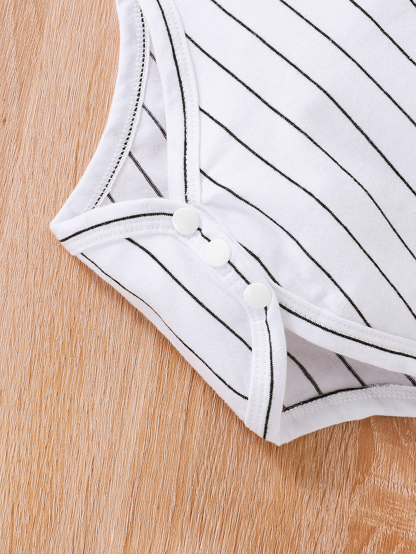 Conjunto de dos piezas de pantalones grises con correa superior triangular de manga corta a rayas para niospicture5