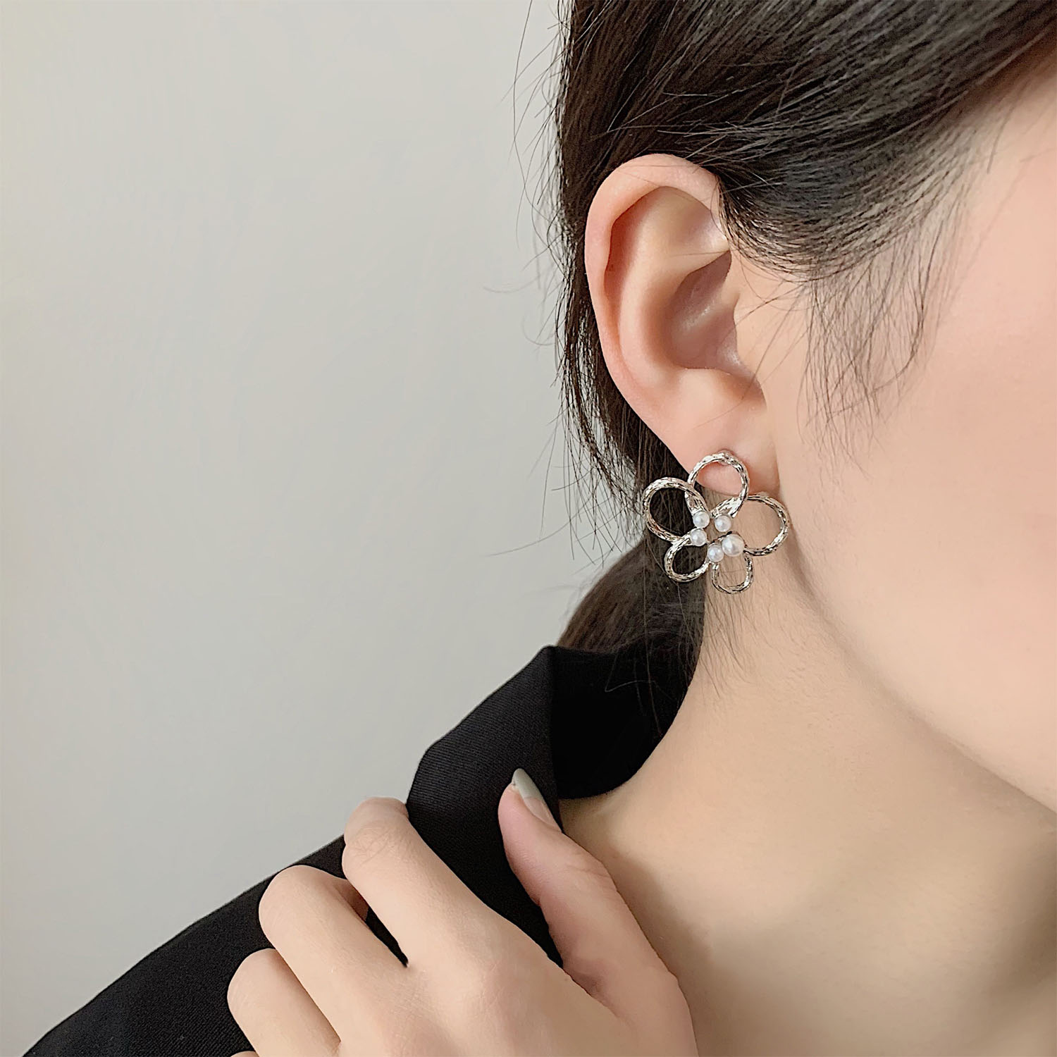 Hollow pearl flower earrings female Korean fashion personality allmatch earrings cold wind new trendy womenpicture5