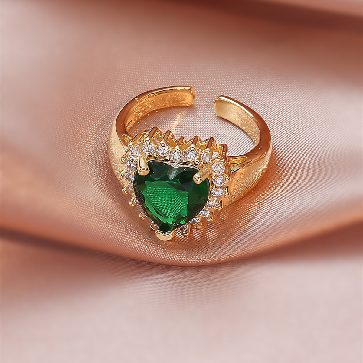 Hong Kong flavor retro personality emerald peach heart ring temperament elegant diamond high-end rin