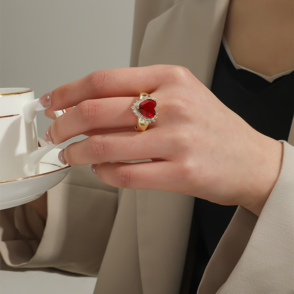Hong Kong flavor retro personality big red peach heart ring temperament elegant diamond highend ring femalepicture2